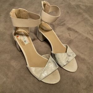 White Mountain Metalic off white and silver Heels